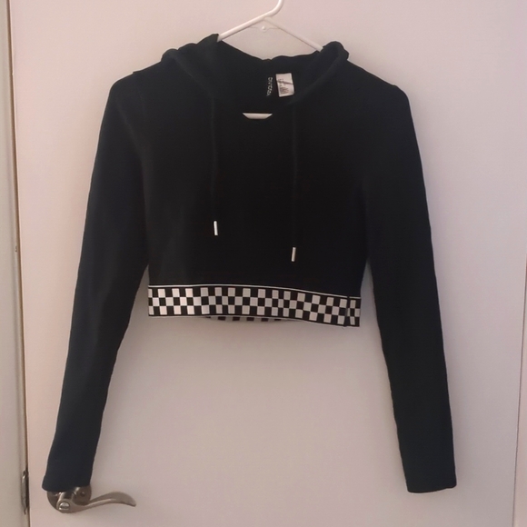 Black long sleeve hooded crop top with checkered elastic waistband - Picture 1 of 4